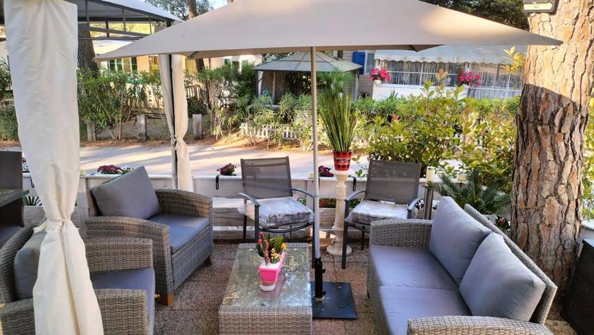 Camping pour 6 personnes, avec jardin et bassin pour enfant ainsi que jacuzzi et piscine, adapté aux familles