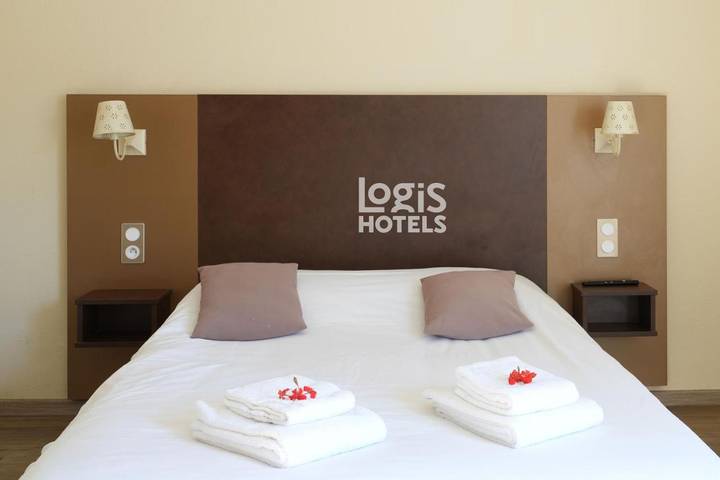 Hôtel pour 3 personnes, avec piscine ainsi que terrasse et jardin, animaux acceptés