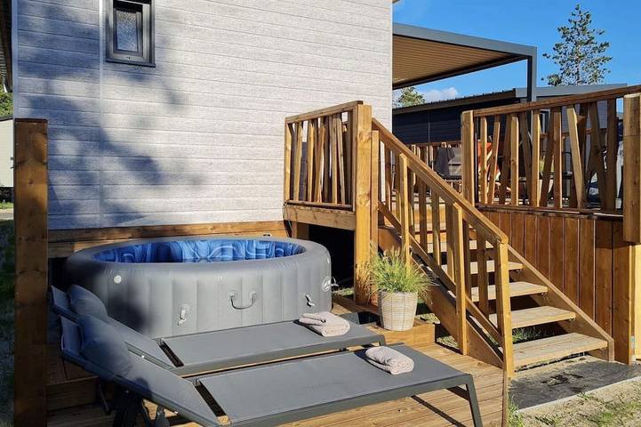 Gîte pour 6 personnes, avec jardin et terrasse ainsi que piscine et jacuzzi