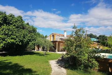 Gîte pour 7 personnes, avec terrasse ainsi que jardin et jacuzzi, animaux acceptés à Bernis