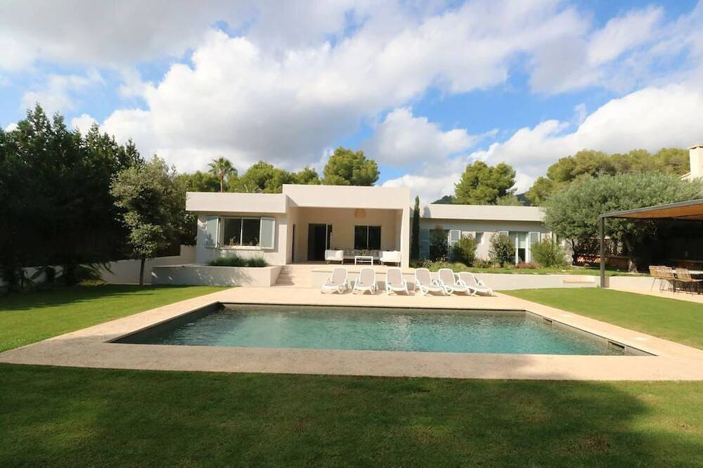 New family villa with pool and garden next to the beach (licenseetv2325) in Costa dels Pins, Son Servera