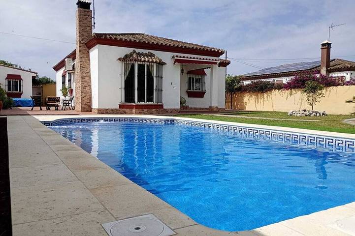 Ferienhaus für 6 Personen, mit Garten und Pool sowie Terrasse, mit Haustier