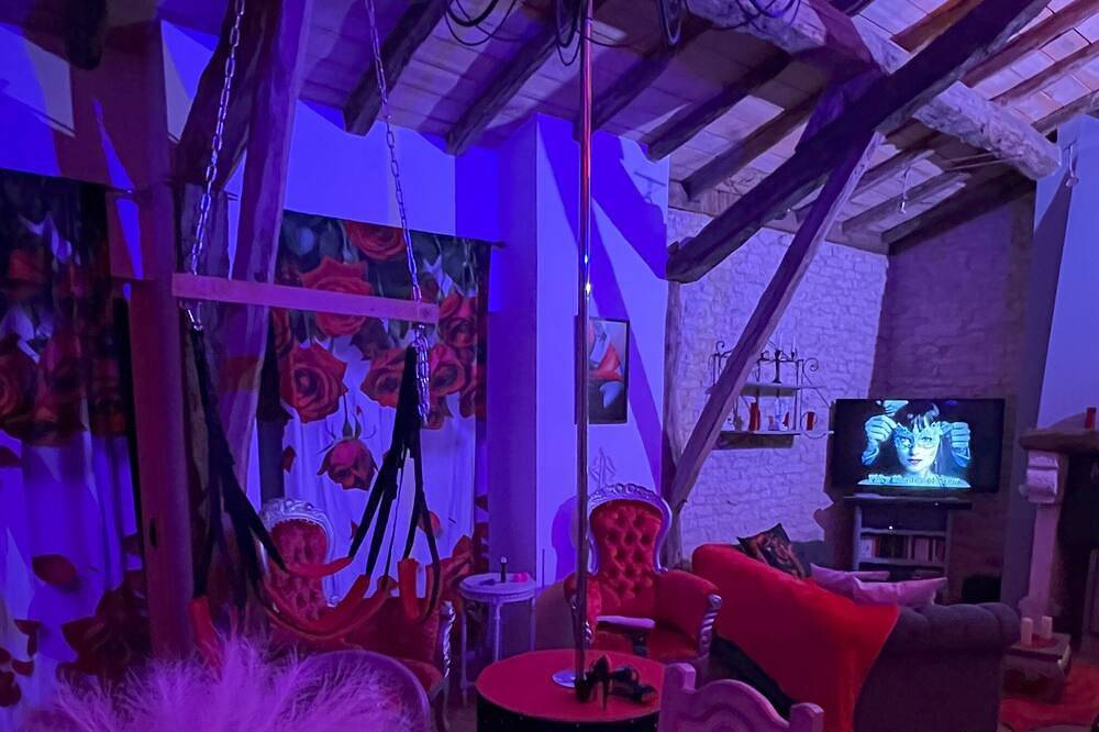 Love Room Le Secret du Pigeonnier Jacuzzi and Hammam - Gorges de l'Aveyron in Lavaurette, Macizo Central