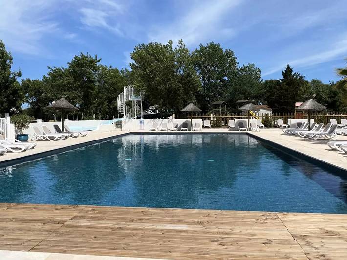 Camping pour 6 personnes, avec Terrasse et Piscine