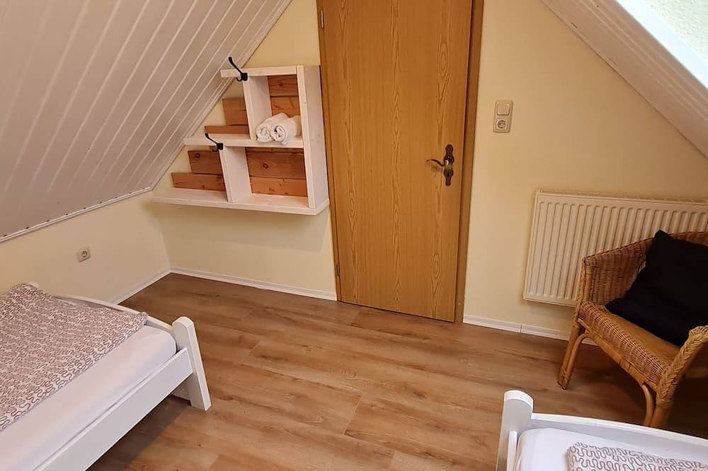 Ganze Wohnung, Gemütliche geräumige Ferienwohnung direkt am Königssee in Küstennähe in Zetel, Metropolregion Bremen-Oldenburg