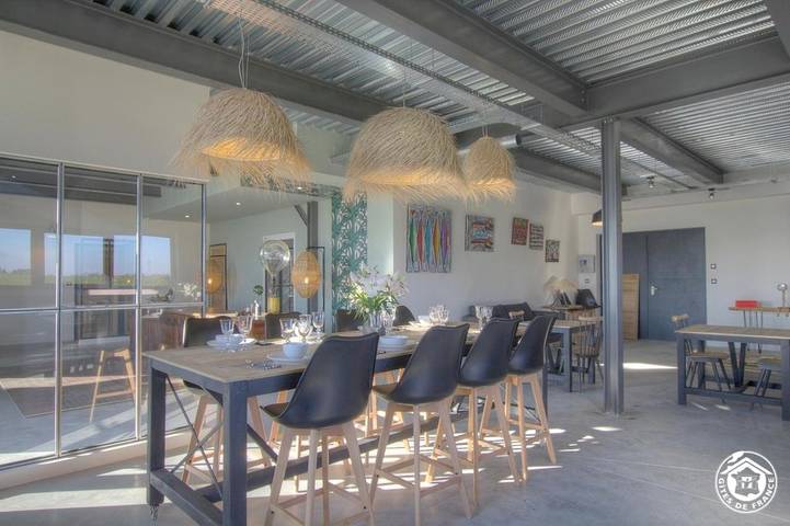 Gîte pour 2 personnes, avec Terrasse et Jacuzzi ainsi que Jardin et Sauna à Civrieux (Ain)