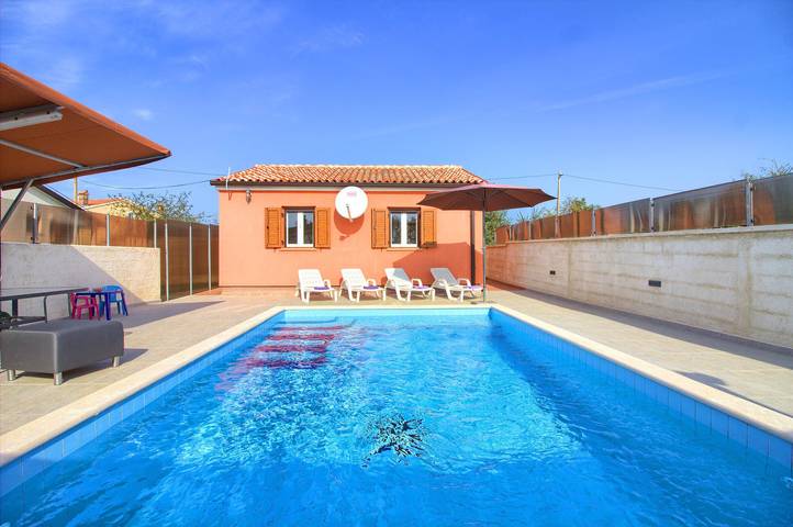 Villa pour 5 personnes, avec Terrasse ainsi que Jardin et Piscine à Loborika