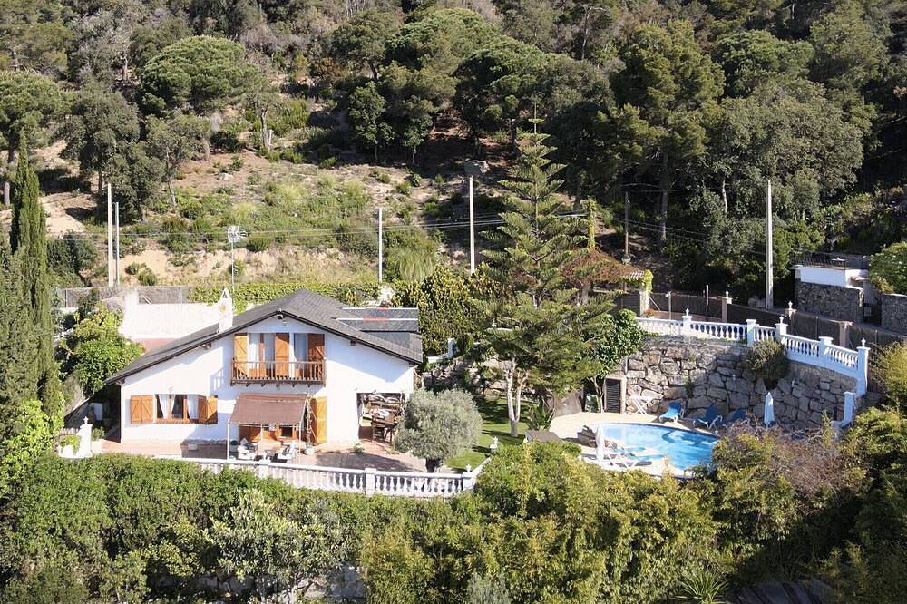 Chalet estilo suizo cerca de Bcn, 10min a playa in San Cipriano de Vallalta, Costa del Maresme