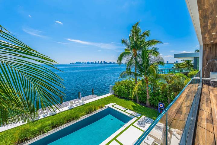 Vacation rental for 10 people, with balcony and yard, kid friendly in North Bay Village