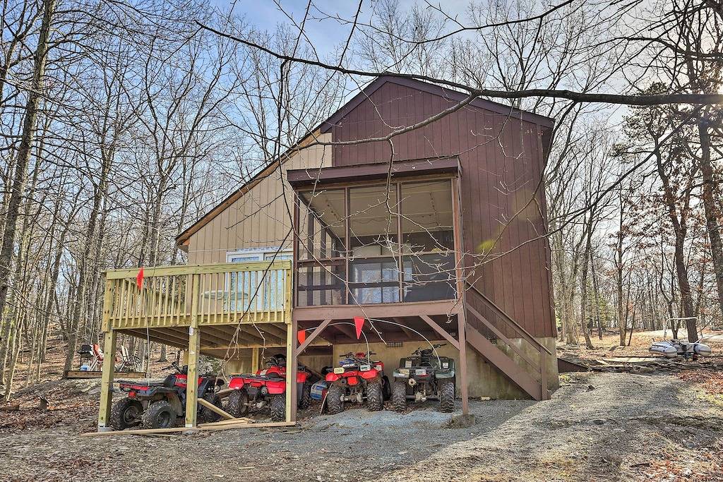 Screened Porch & Deck: Pet-Friendly Poconos Escape in Masthope, Pike County