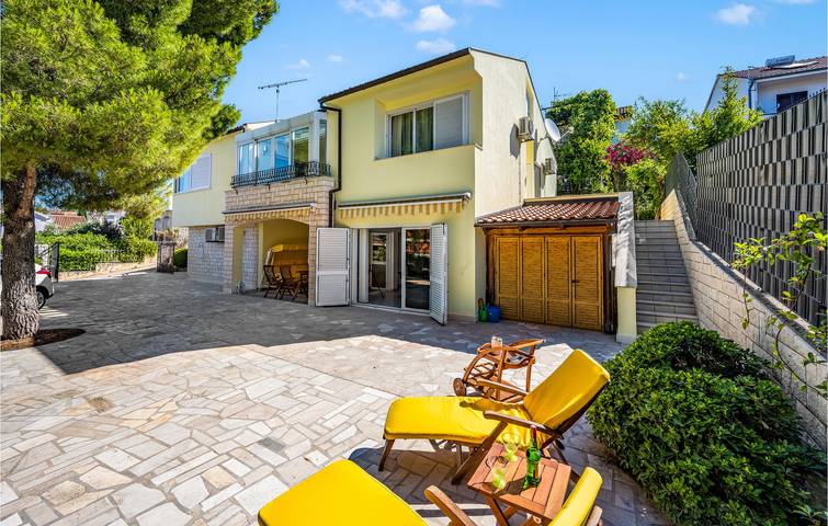 Reizendes Apartment mit Meerblick, Terrasse, WLAN und Parkplatz in Strandnähe in Žaborić, Šibenik-Knin