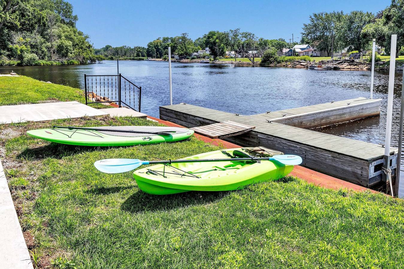 Riverfront! Kayaks! Bay Access! Sleeps 15! in Condado de Oconto