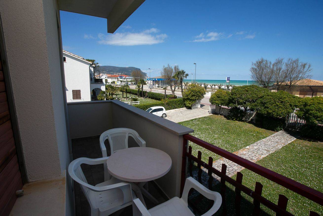 Ganze Wohnung, M024 - Marcelli, three-room apartment with terrace facing the sea  in Marcelli, Riviera del Conero