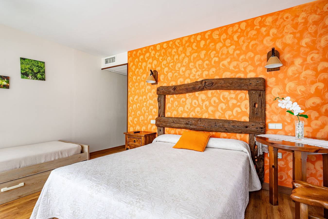 Room 'El Avellano' with Shared Pool, Garden and Wi-Fi in Gamonedo, Cangas de Onís
