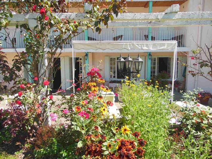 Hôtel pour 2 personnes, avec Balcon et Terrasse ainsi que Jardin et Piscine à Oust