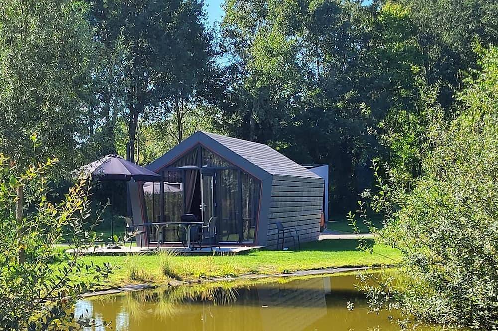 Chalet with 2 bedrooms and a terrace in Regio Zwolle