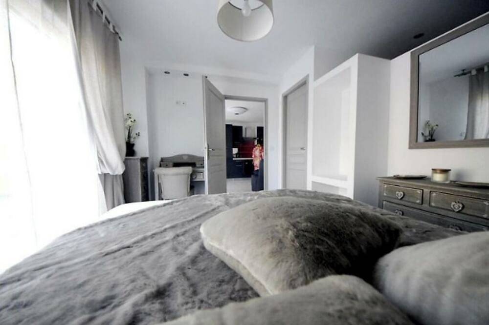 Les Huppes Guest rooms nestled in the heart of the garrigue with swimming pool in Nîmes, Nimes region