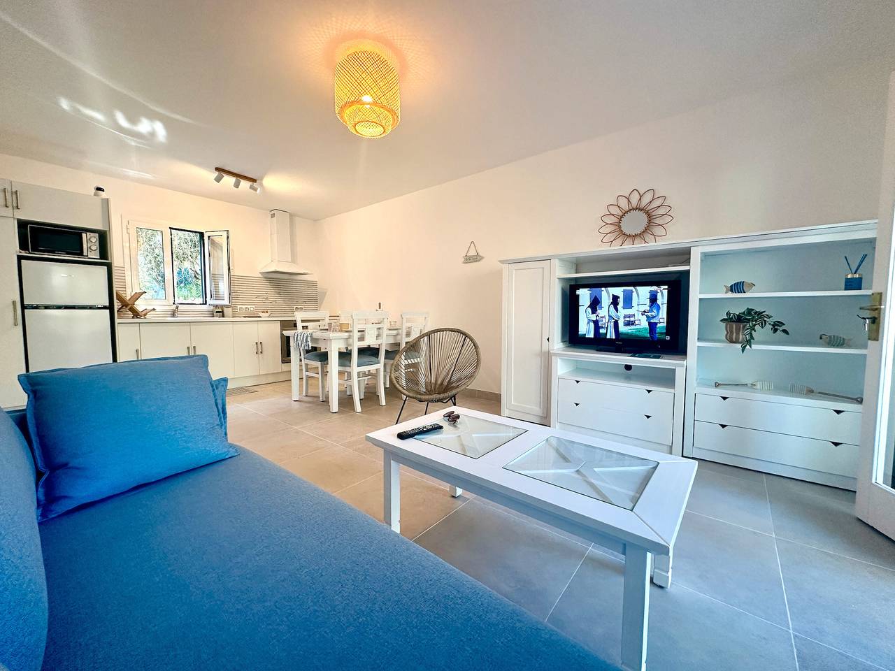 Ganze Wohnung, Apartment 'Addaia' mit Bergblick, Gemeinschaftspool und Wlan in Port d'Addaia, Es Mercadal