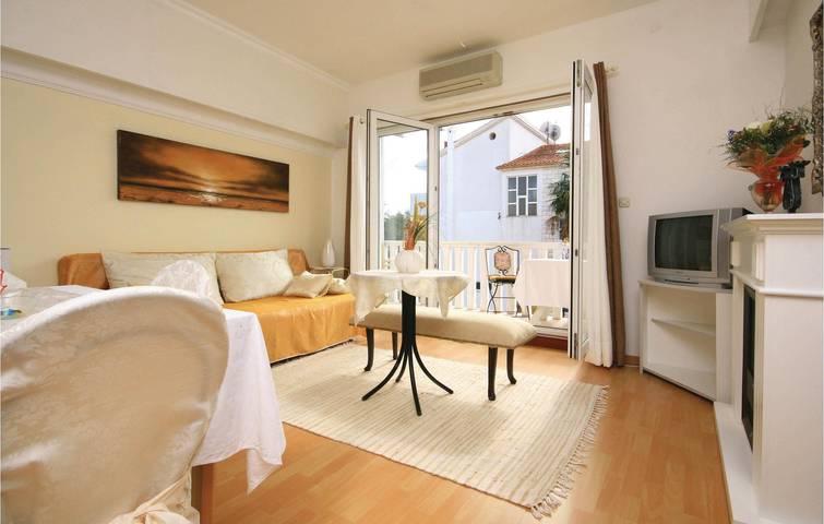 Geräumige 2-Zimmer-Wohnung mit Pool und Terrasse, 1 km vom Strand entfernt in Spongiola, Brodarica