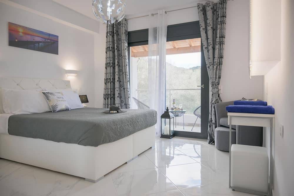 Luxury 5-Bedroom Corfu Villa, Near Messonghi Beach with Pool, Hot Tub & Bbq Area in Moraitika, Korfu