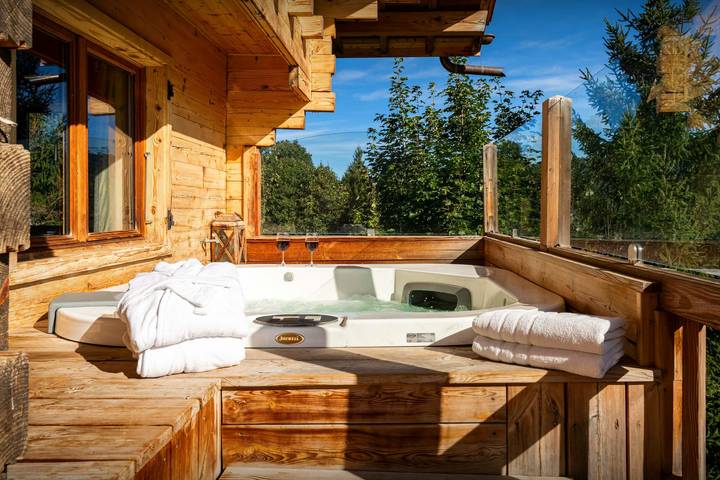 Chalet pour 10 personnes, avec jardin ainsi que jacuzzi et sauna, animaux acceptés à La Clusaz