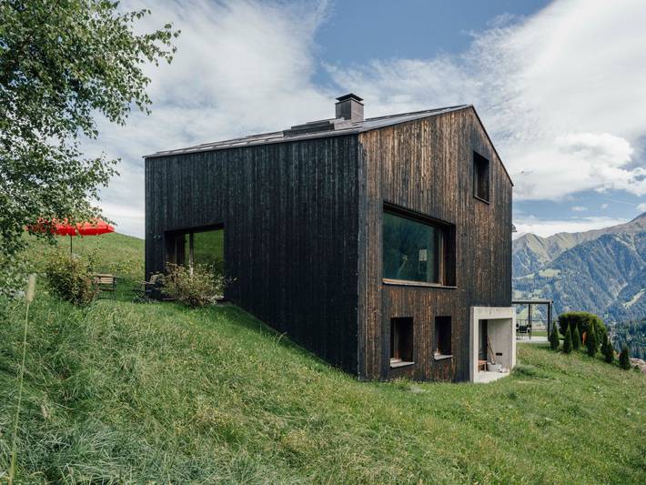 Ferienhaus für 9 Personen, mit Terrasse und Garten sowie Ausblick in Lumnezia