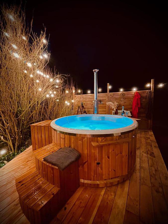 Location de vacances pour 4 personnes, avec Jacuzzi ainsi que Jardin et Vue à Montaigu-le-Blin