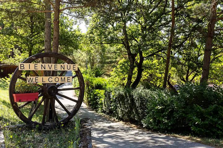 Camping pour 5 personnes, avec piscine et terrasse, animaux acceptés dans l' Isère - 4