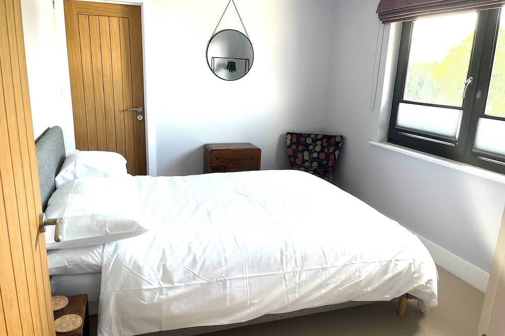 Detached 3 bed 3 bath home 7 mins walk to Padstow Harbour- Pet Friendly Parking in Padstow, Cornwall