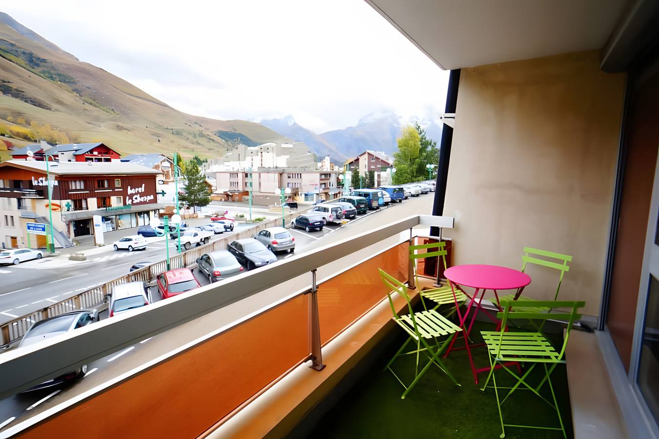 Apartamento entero, Apartamento 'Boutique Central Les 2 Alpes' con vistas a la montaña, balcón y Wi-Fi in Mont-de-Lans, Les Deux Alpes