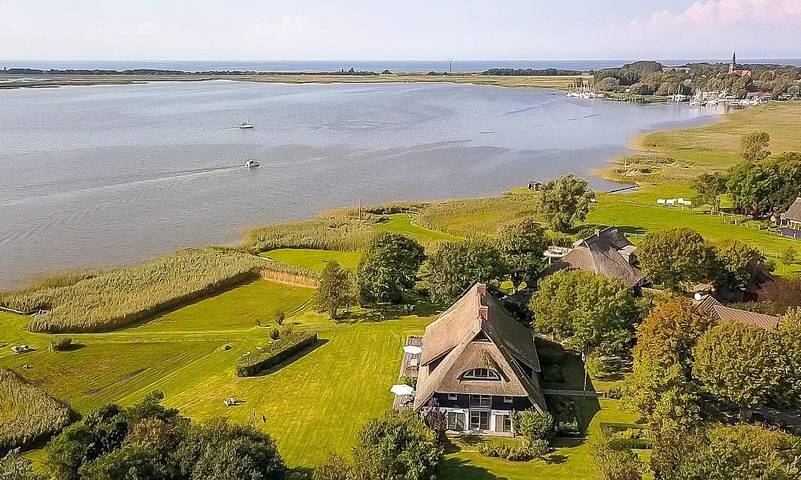 Ferienwohnung für 3 Personen, mit Ausblick und Sauna sowie Seeblick und Garten, mit Haustier in Wustrow