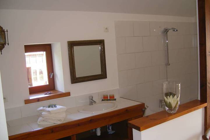 Gîte 20 minutes from the Futuroscope, with Covered Swimming Pool in Thurageau, Vienne