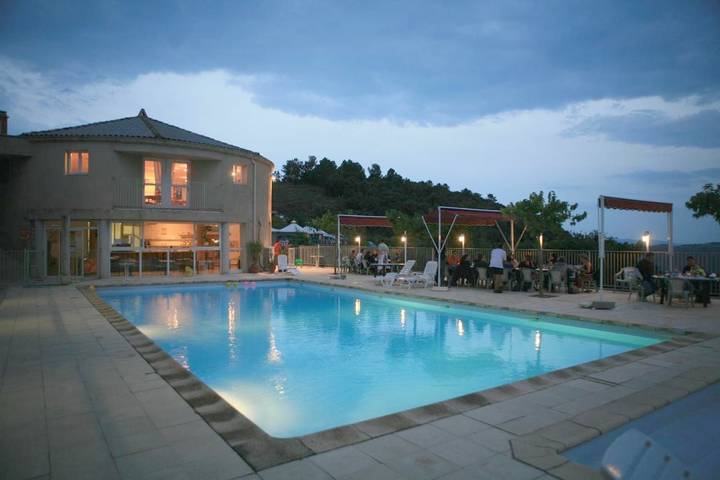 Location de vacances pour 6 personnes, avec Balcon et Terrasse ainsi que Piscine et Vue à Gilhac-et-Bruzac