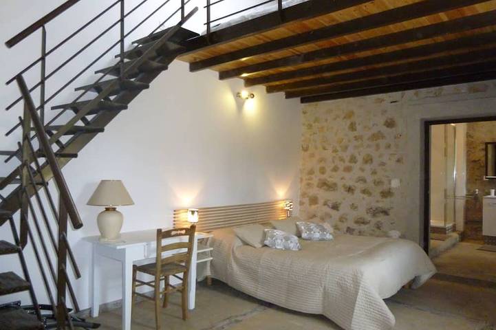 Maison en pierre avec Jacuzzi et climatisation in Vallon-Pont-d'Arc, Ardèche