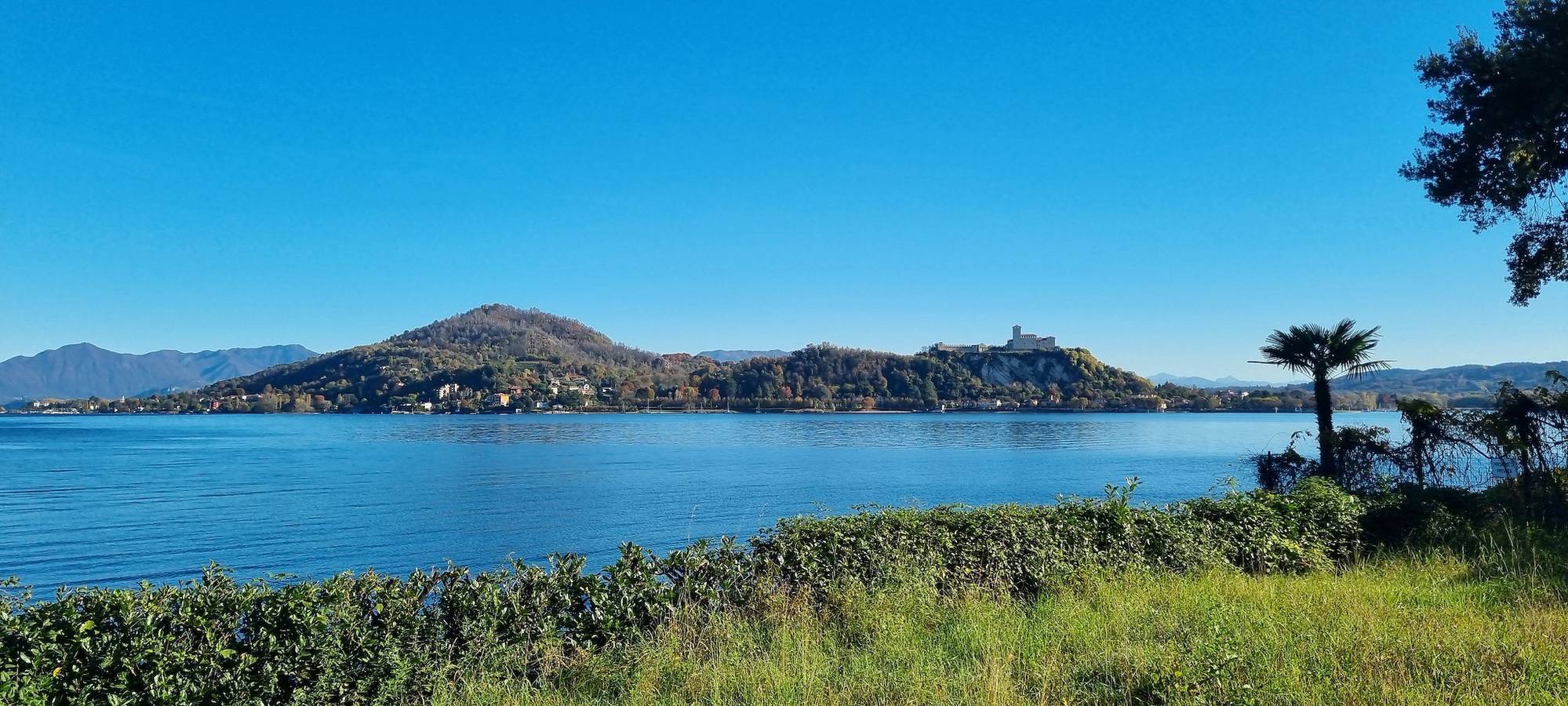 Ganze Wohnung, Arona mit Aussicht, Strand und Parkplatz in Arona (Lago Maggiore), Arona Gemeinde