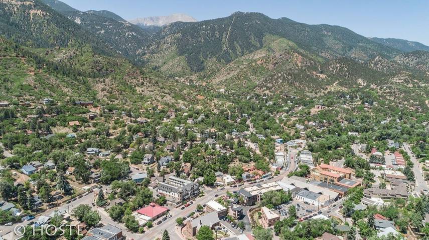 Vacation rental for 6 people, with hot tub and balcony as well as yard, with pets in Manitou Springs
