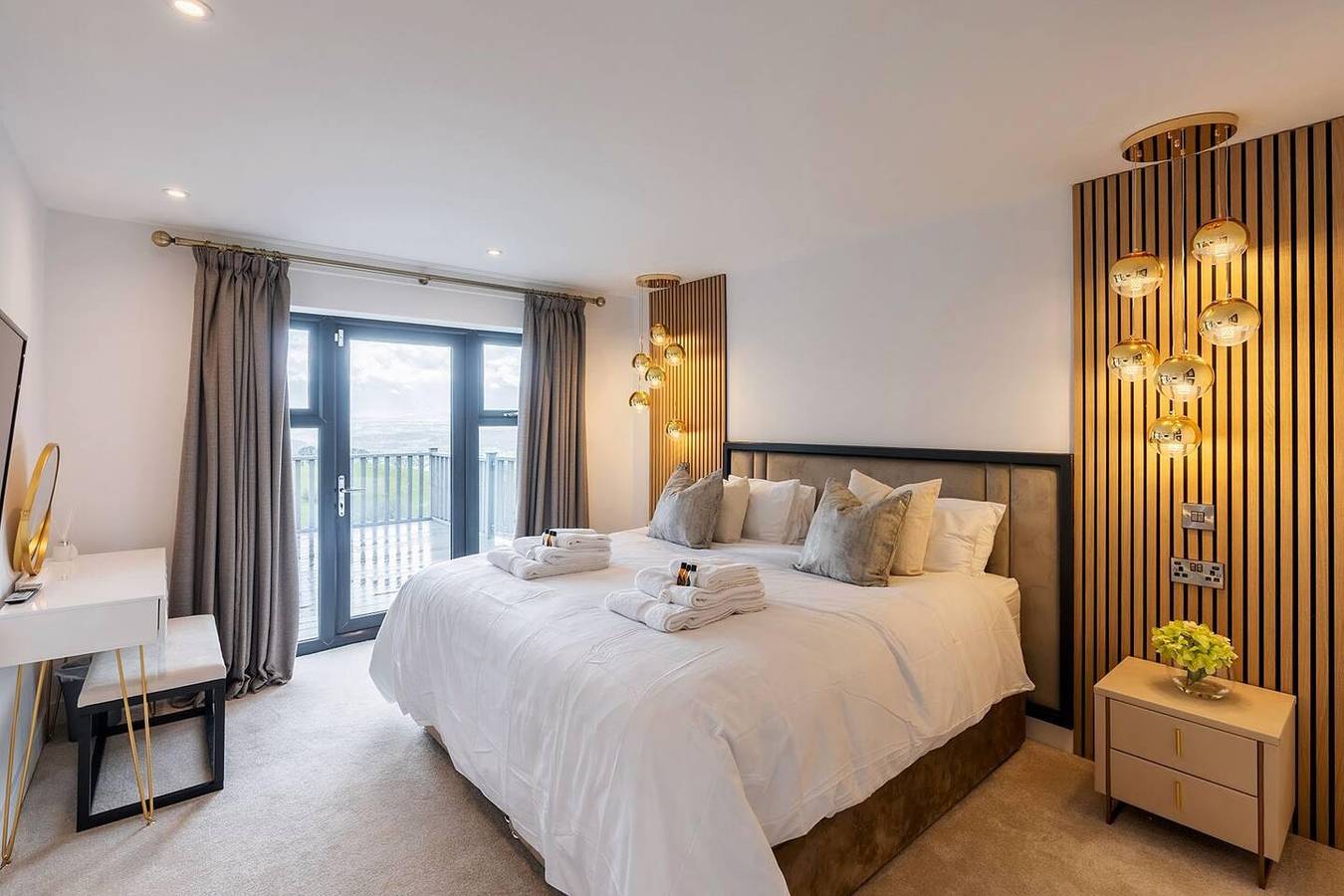 Lux Manor Sleeps 30 - Pool, Sauna, Hot Tub, Cave in Denbighshire