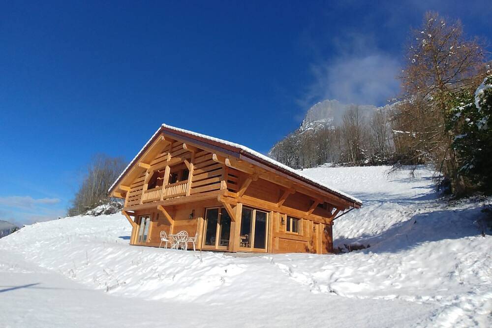 Demi-Chalet savoyard 4 pers. quasi-neuf au milieu des montagnes in Glières-Val-de-Borne, Région de Bonneville