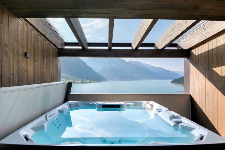 Entire apartment, Apartment 'Residence Froy Wohnung 11' with Mountain View, Whirlpool & Breakfast Included in Lake Rèsia, Graun