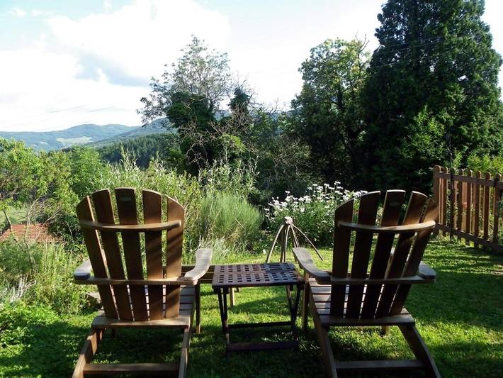 Location de vacances pour 2 personnes, avec vue ainsi que jardin et piscine, adapté aux familles à Les Ardillats - 3