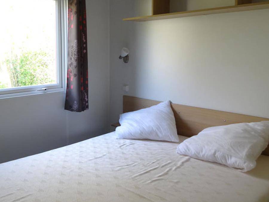 Camping le Rouge Gorge 10' Puy du Fou - Mobilheim 4 personen - Mobilhome Ti 26m² mit halbüberdachter Terrasse (2 Schlafzimmer) 4 pers. Komfort 4 pers in Saint-Laurent-sur-Sèvre, Loire-Tal