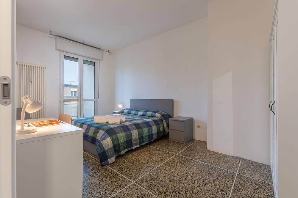 Ganze Wohnung, Guesthost - Cozy 70 mq apartment, perfect for two people, located on the sixth floor of a building with lift (Not suitable for disabled people).The accommodation is located within the San Donato district, in a strategic position close to the Bologna Fair in Bologna, Bologna Provinz
