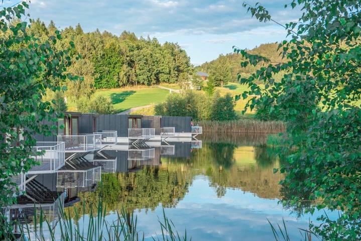 Ferienanlage für 4 Personen, mit Balkon und Terrasse sowie Garten und Seeblick in Tschechien