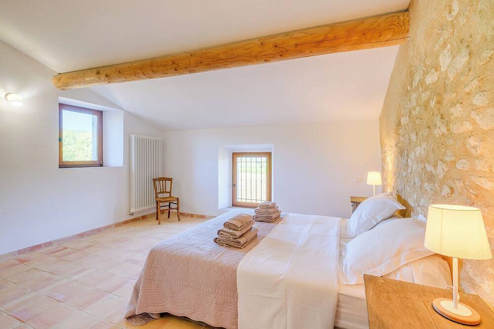 Mas style house in Bonnieux, Luberon, spectacular view, calm, heated pool in Bonnieux, Parque natural regional del Luberon