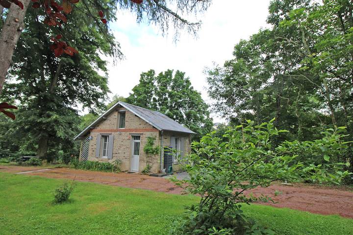 Cottage pour 2 personnes, avec jardin à Châteauponsac