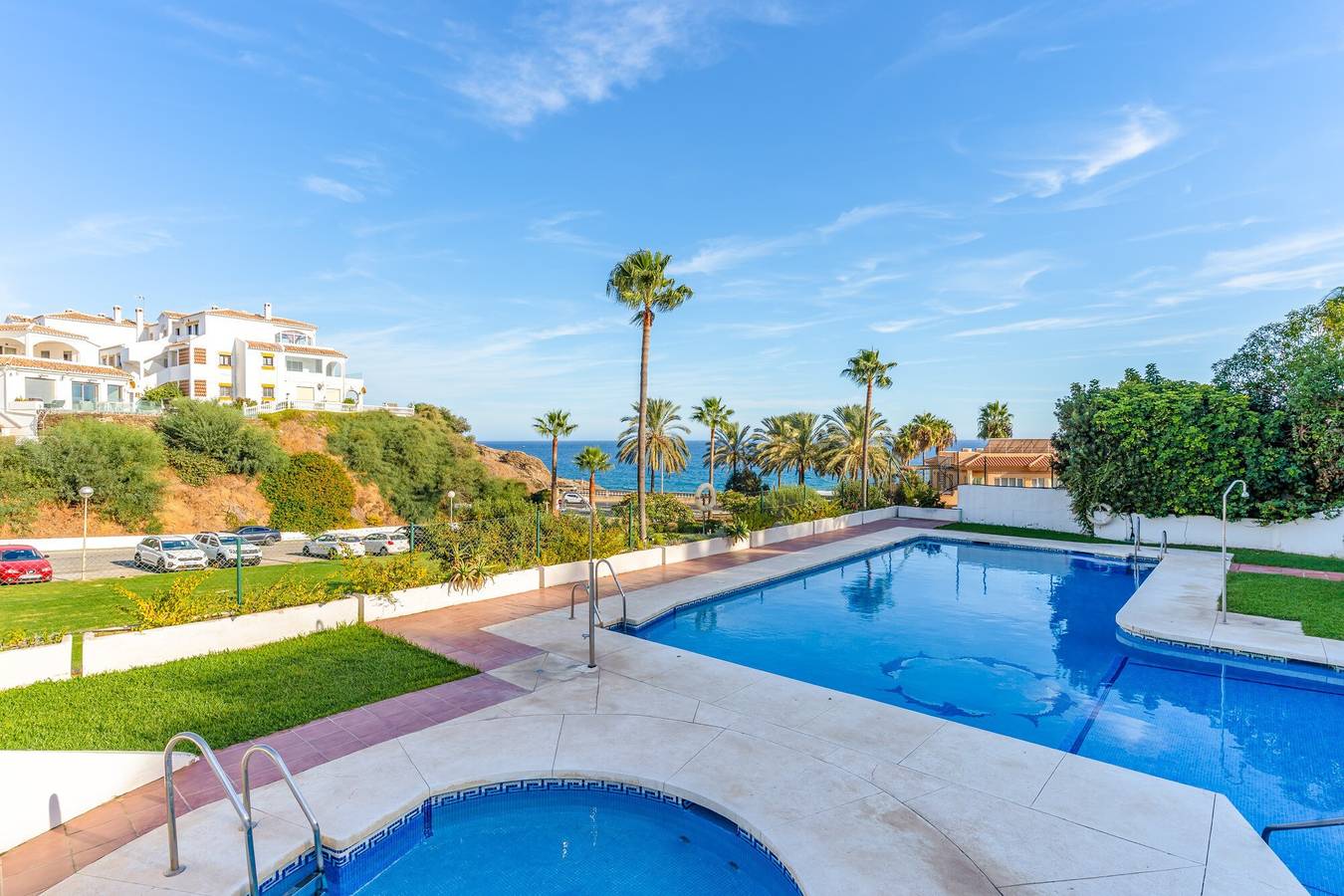 Entire apartment, Apartment 'Frente Al Mar Mijas' with Sea View, Shared Pool and Wi-Fi in Playa El Bombo, Mijas