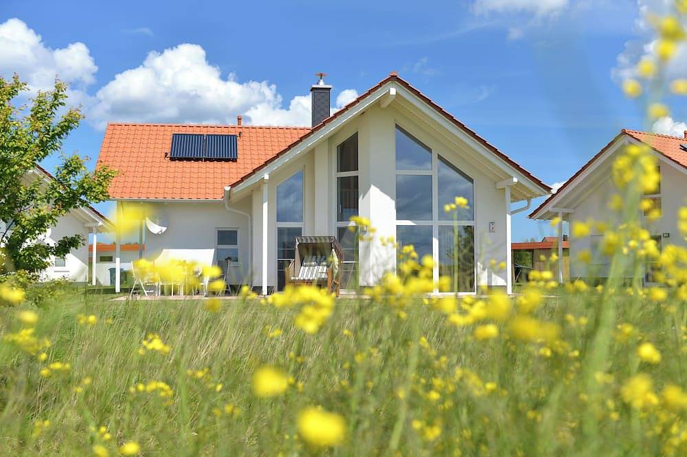 Villa Kranich - Hochwertiges Ferienhaus mitten in der Natur in Vaschvitz, Trent