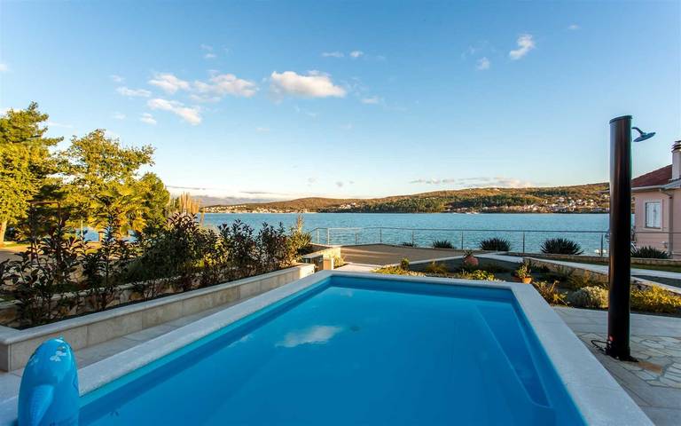 Ferienhaus für 6 Personen, mit Balkon/Terrasse und Meerblick sowie Terrasse und Pool