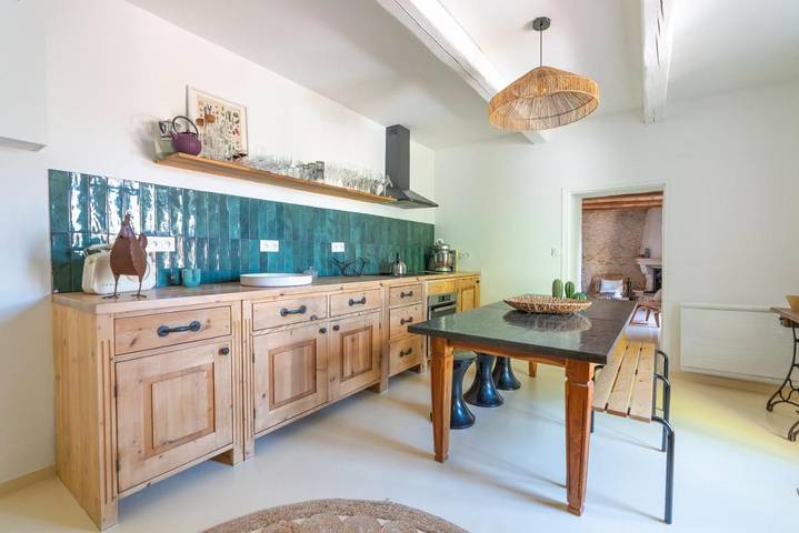 Location de vacances pour 4 personnes, avec vue et terrasse à Saint-Maximin (Nimes)