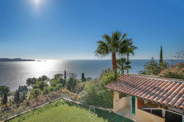 Gîte pour 8 personnes, avec terrasse ainsi que jardin et piscine dans Plage Font Brun Carqueiranne - 4